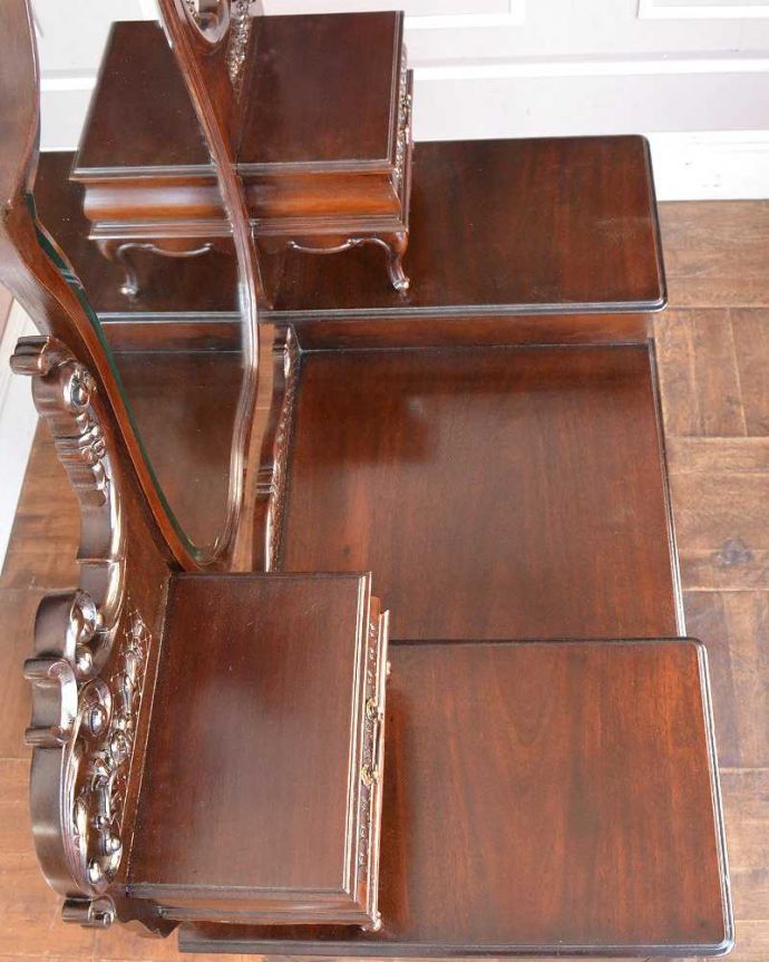 アンティークのドレッサー　アンティーク家具　パーラーキャビネットのような豪華なドレッシングテーブル(ドレッサー)。上から見てみると･･･アンティーク家具専門の職人がピッカピカにお直ししました。(q-1411-f)