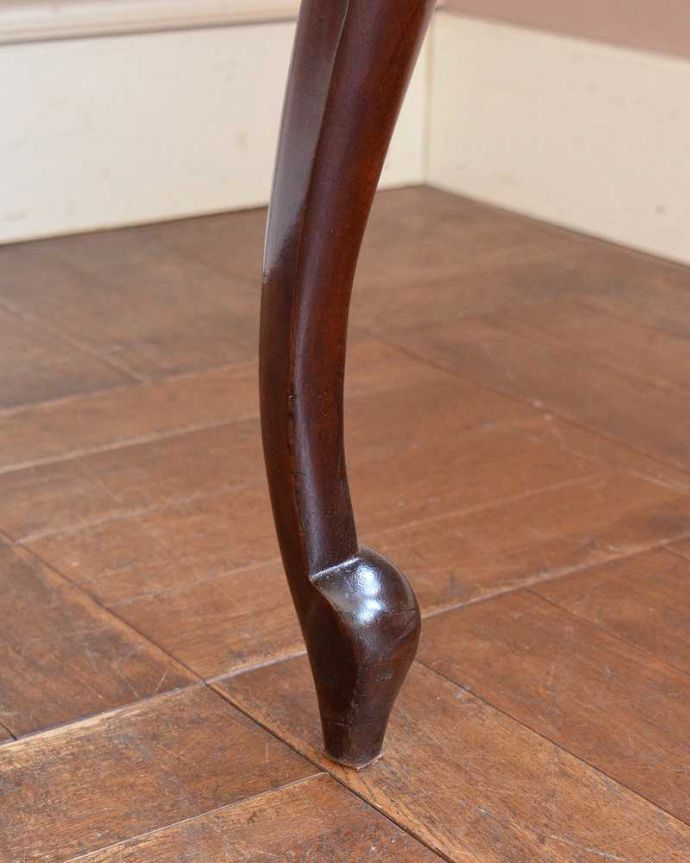 アンティークのドレッサー　アンティーク家具　パーラーキャビネットのような豪華なドレッシングテーブル(ドレッサー)。女性1人でラクラク運べちゃう仕掛けHandleのアンティークは、脚の裏にフェルトキーパーをお付けしています。(q-1411-f)