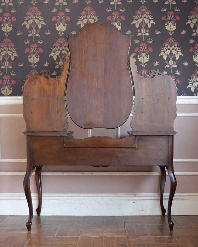 アンティークのドレッサー　アンティーク家具　パーラーキャビネットのような豪華なドレッシングテーブル(ドレッサー)。もちろん、後ろ姿もキレイです。(q-1411-f)