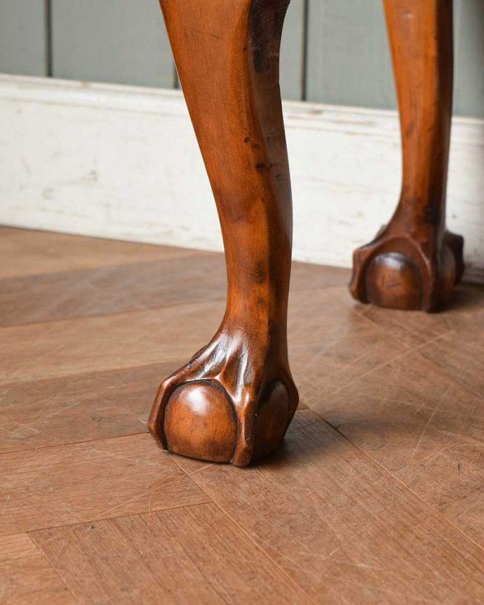 アンティークのキャビネット　アンティーク家具　クロウ＆ボールの脚がエレガントな定番の形をしたアンティークガラスキャビネット。女性１人でラクラク運べちゃうんですHandleのアンティークは、脚の裏にフェルトキーパーをお付けしています。(q-1412-f)
