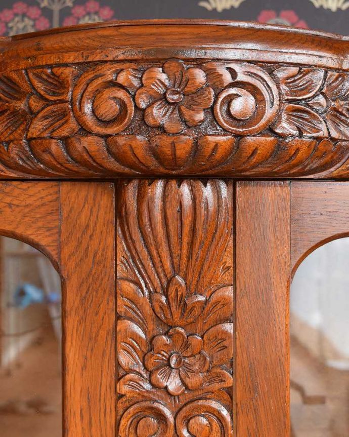 アンティークのキャビネット　アンティーク家具　英国輸入のアンティークの収納家具、お花の彫刻入りのブックケース（キャビネット）。いろんな場所にこだわり彫のデザインもいろいろです。(q-1413-f)