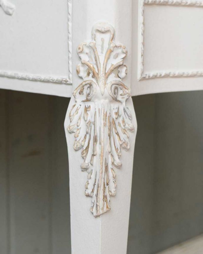 アンティークのチェスト　アンティーク家具　フランス輸入のアンティーク家具、ホワイトカラーのベッドサイドチェスト。やっぱりココがフランスらしい美しい彫にうっとり･･･ポイントポイントの装飾がキレイです。(q-1414-f)