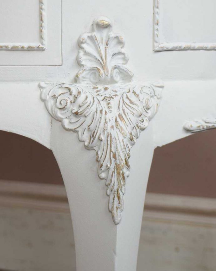アンティークのドレッサー　アンティーク家具　アンティークのフレンチインテリア、白い三面鏡ドレッシングチェスト。横顔のポイント横にも女性らしい彫り。(q-1416-f)