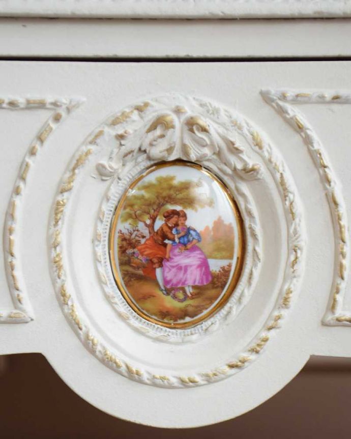 アンティークのドレッサー　アンティーク家具　アンティークのフレンチインテリア、白い三面鏡ドレッシングチェスト。フランスらしく美しい彫見ているだけで優雅な気分になっちゃう彫。(q-1416-f)