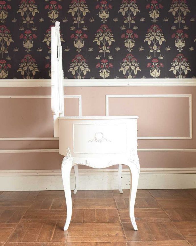 アンティークのドレッサー　アンティーク家具　アンティークのフレンチインテリア、白い三面鏡ドレッシングチェスト。横から見てもステキフランスらしく優雅な横顔。(q-1416-f)