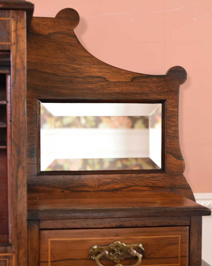 アンティークのデスク・書斎机　アンティーク家具　主役級に美しいアンティーク家具、コンパクトサイズのライティングデスク。キラッと輝くアンティークのミラーアンティークの鏡はとても分厚いのでカッティングがキレイな所も自慢です。(q-1417-f)