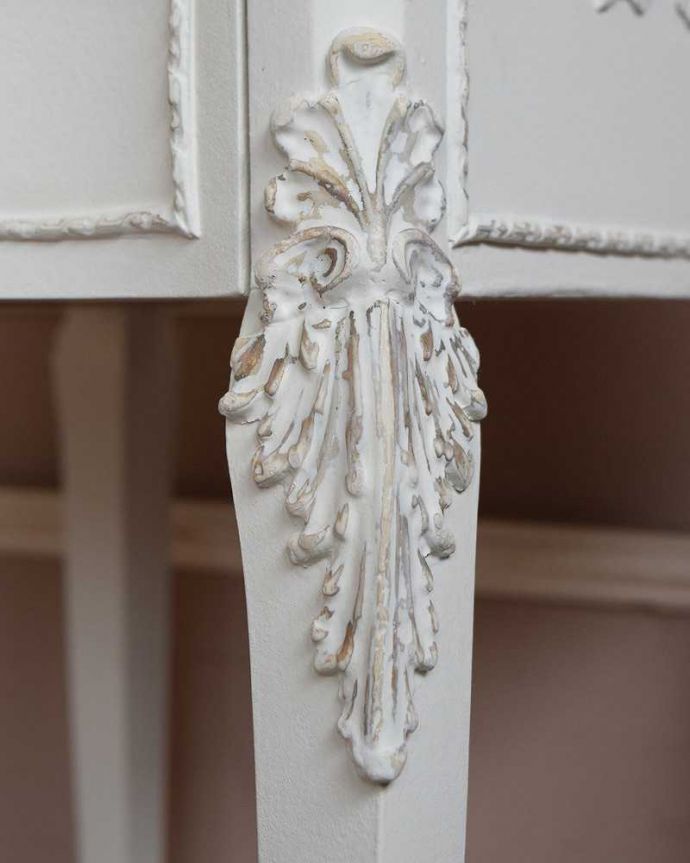 アンティークのチェスト　アンティーク家具　フランス輸入のアンティーク家具、優美なホワイトペイントのベッドサイドチェスト。やっぱりココがフランスらしい美しい彫にうっとり･･･ポイントポイントの装飾がキレイです。(q-1420-f)