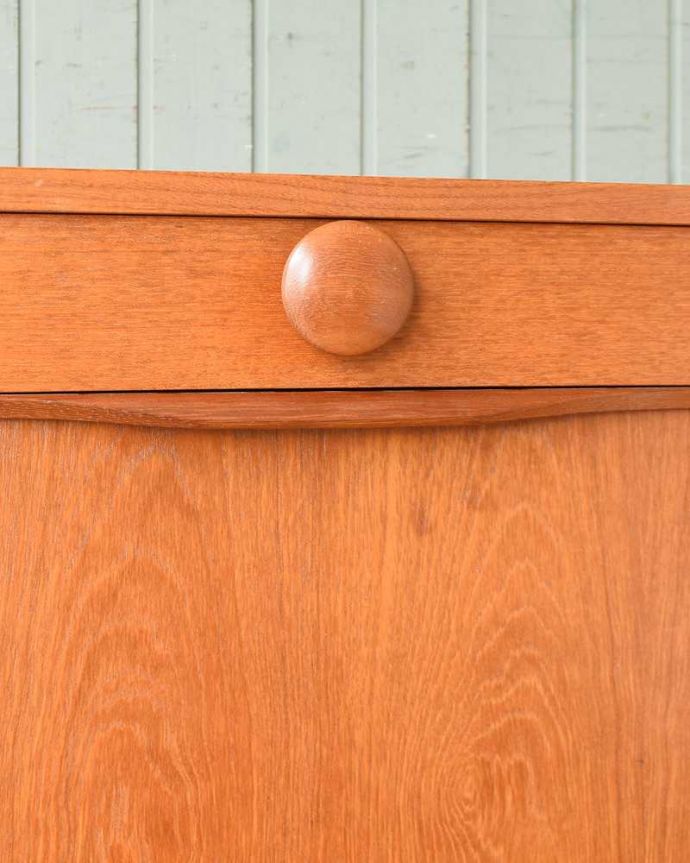 サイドボード　アンティーク家具　テレビボードにも使える、イギリスで買い付けたヴィンテージサイドボード。扉の木目があたたかさを演出クールなデザインなのに、なんだかほっとするあたたかさ。(q-1422-f)