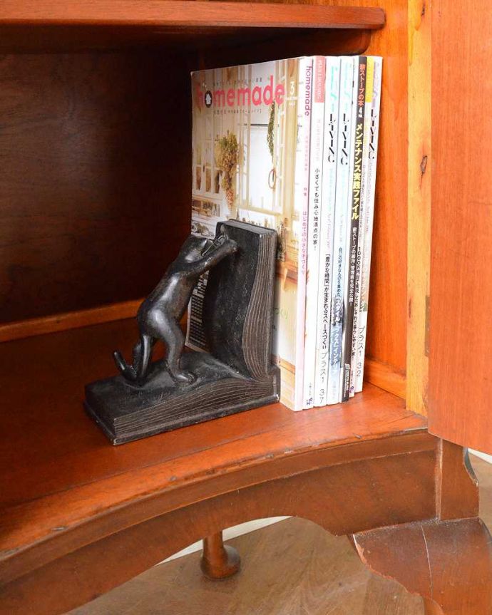 サイドボード　アンティーク家具　気品あるアンティーク家具、英国デザインの猫脚が美しいマホガニー材のサイドボード。扉の中は収納たっぷりA4サイズの雑誌までしっかり収納出来ちゃう大きさ。(q-1423-f)