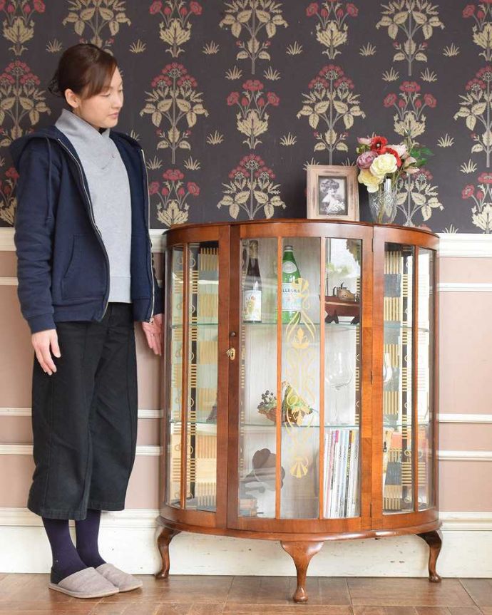 アンティークのキャビネット　アンティーク家具　英国で見つけたミラーバックの美しいガラスキャビネット、ウォルナット材のアンティーク家具。キラキラに輝くガラスのキャビネット。(q-1429-f)