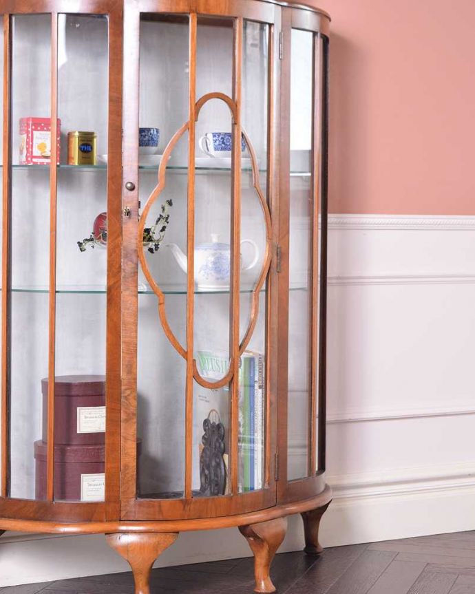 アンティークのキャビネット　アンティーク家具　美しいガラス扉のアンティーク家具、英国輸入のガラスキャビネット（飾り棚）。ガラス越しに見るお気に入りの美しさ…光をたっぷり取り入れてくれるガラス扉と棚板。(q-1437-f)