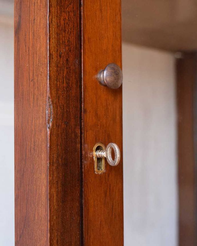 アンティークのキャビネット　アンティーク家具　上品な英国スタイルのアンティーク家具　ガラス扉のキャビネット。開ける度にワクワクアンティークらしくカギが取っ手の代わり。(q-1440-f)