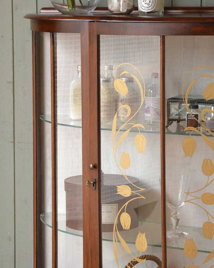 美しいガラス扉のアンティーク家具、チューリップ模様のガラスキャビネット（飾り棚）