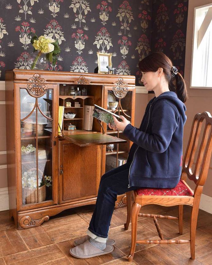 ビューロー　アンティーク家具　イギリスの便利なアンティーク家具、本棚とデスクが一つになったサイドバイサイド。あっという間に自分だけのデスクスペース扉を前に倒すと小さなビューローが。(q-1446-f)
