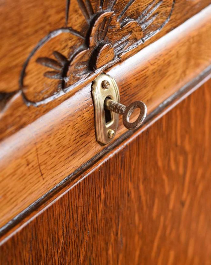 ビューロー　アンティーク家具　イギリスの便利なアンティーク家具、本棚とデスクが一つになったサイドバイサイド。鍵を使って開けてみましょうアンティークの鍵が一つ付いています。(q-1446-f)