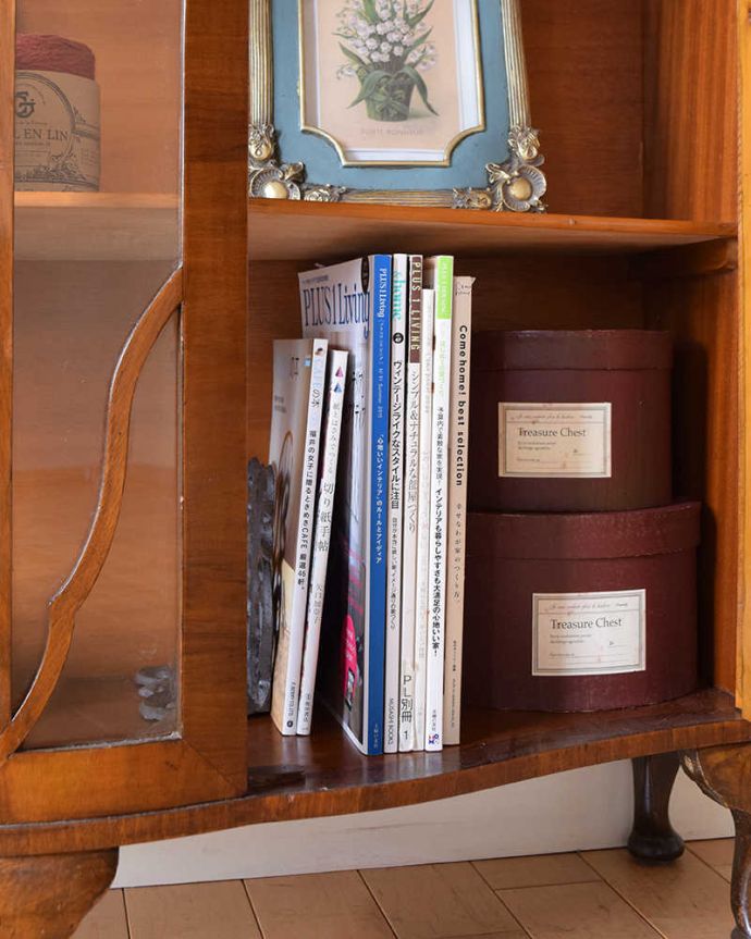 アンティークのキャビネット　アンティーク家具　素敵なイギリスのアンティーク家具、美しいシルエットのブックケース。扉の中は収納たっぷりA4サイズの雑誌までしっかり収納出来ちゃう大きさ。(q-1450-f)