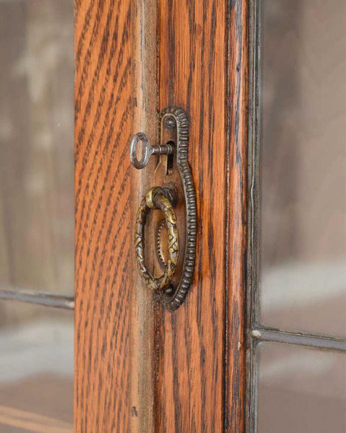 ビューロー　アンティーク家具　英国のアンティーク家具、ステンドグラス入りのビューローブックケース。鍵を使って開けて下さいおとぎ話から出てきたような可愛いアンティークの鍵で開け閉め出来ます。(q-1455-f)