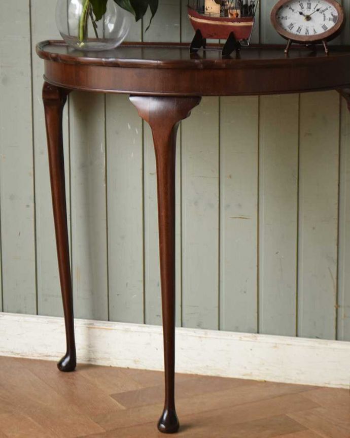 アンティークのテーブル　アンティーク家具　イギリスから届いたアンティーク家具、マホガニー材のハーフムーンコンソールテーブル。美しいデザインが印象的実用性を求めない見せ場を作ってくれるコンソールは、何より見た目が重要。(q-1459-f)