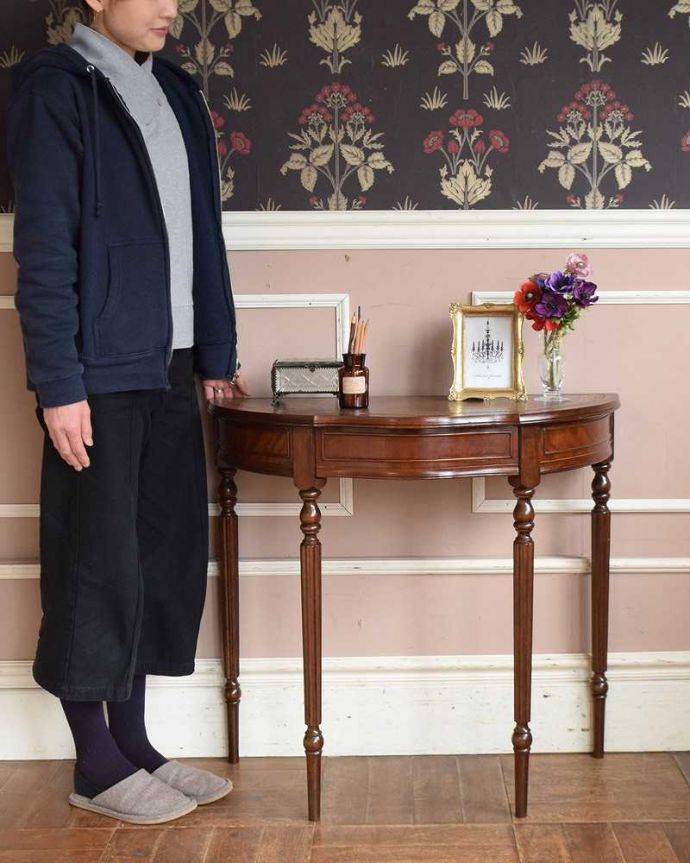 アンティークのテーブル　アンティーク家具　英国のアンティーク家具、脚の装飾が美しいマホガニー材のコンソールテーブル。壁にピタッと付けるだけで出来るおしゃれコーナーハーフムーン型のコンソールテーブルは見せる場所を作ってくれる最強のアンティーク家具。(q-1460-f)