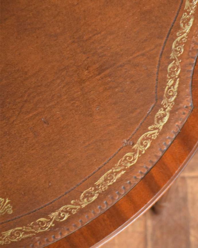 アンティークのテーブル　アンティーク家具　英国のアンティーク家具、脚の装飾が美しいマホガニー材のコンソールテーブル。修復には自信がありますHandleでは専門の職人が修復する際、古い塗装を剥離してキレイにお直ししています。(q-1460-f)