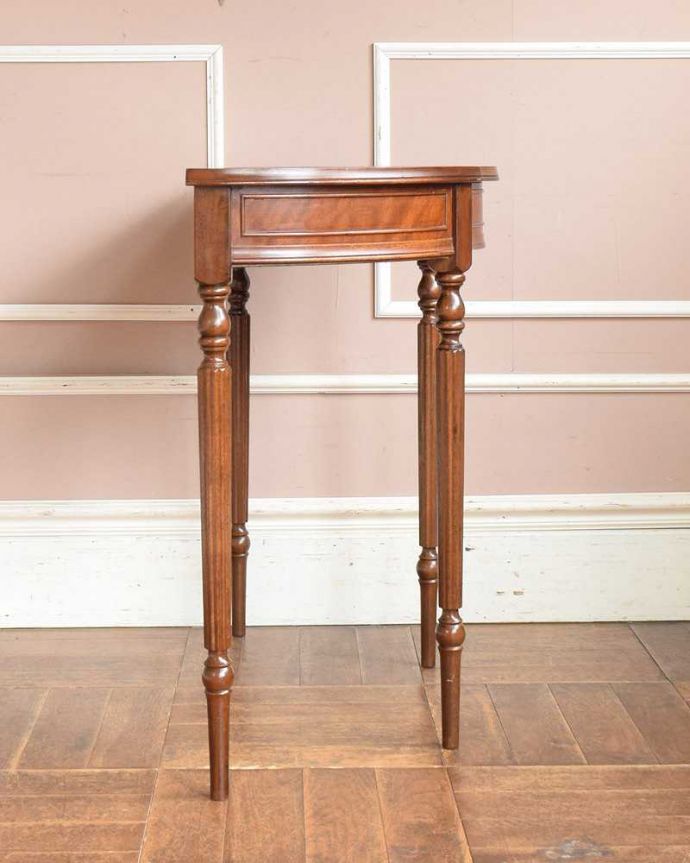 アンティークのテーブル　アンティーク家具　英国のアンティーク家具、脚の装飾が美しいマホガニー材のコンソールテーブル。グルッと180度。(q-1460-f)
