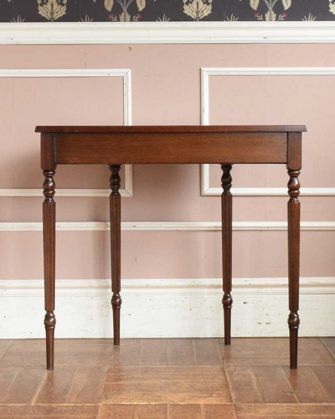 アンティークのテーブル　アンティーク家具　英国のアンティーク家具、脚の装飾が美しいマホガニー材のコンソールテーブル。後ろ姿にも自信があります。(q-1460-f)