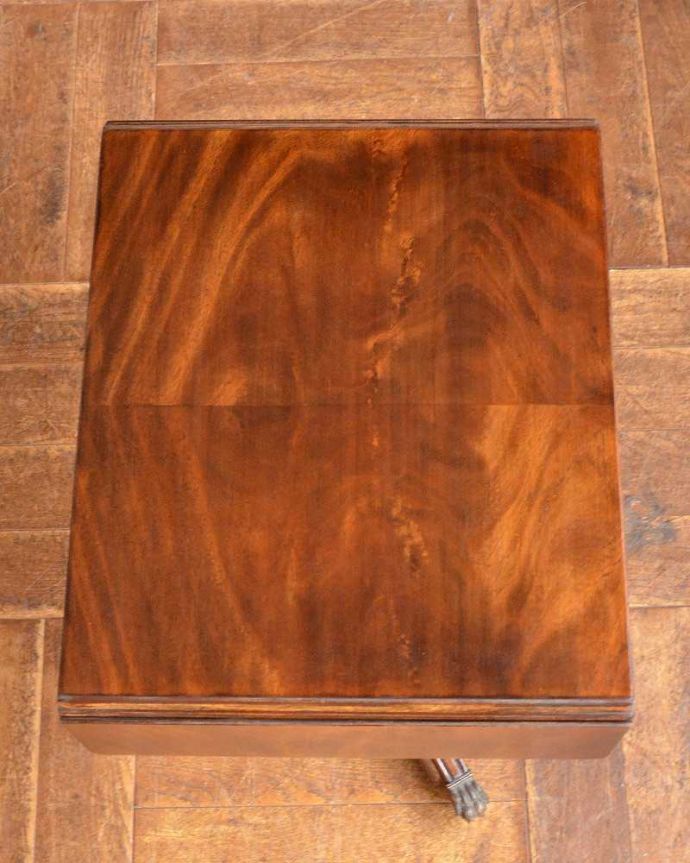 アンティークのテーブル　アンティーク家具　リビングルームのアンティーク家具、バタフライサイドテーブル（コーヒーテーブル）。畳むとこんなサイズリーフを開く前はこんな形です。(q-1461-f)
