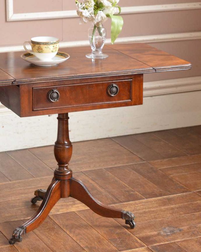 アンティークのテーブル　アンティーク家具　リビングルームのアンティーク家具、バタフライサイドテーブル（コーヒーテーブル）。英国アンティークらしい優雅な姿にうっとりアンティークらしいデザインの美しさ。(q-1461-f)