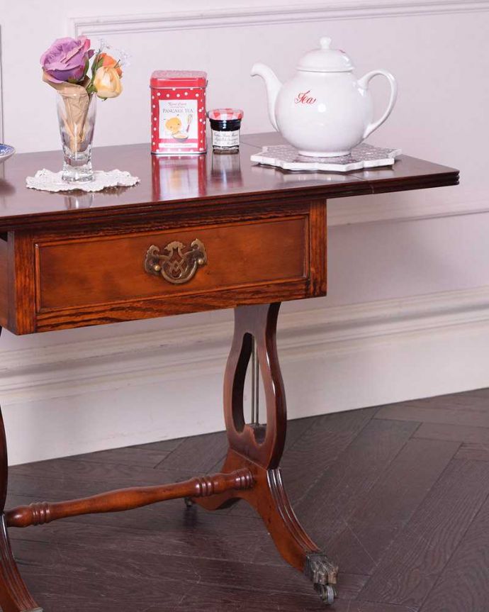 アンティークのテーブル　アンティーク家具　英国輸入のアンティーク家具、バタフライテーブル（伸張式のコーヒーテーブル） 。英国アンティークらしい優雅な姿にうっとりアンティークらしいデザインの美しさ。(q-1462-f)