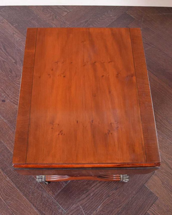 アンティークのテーブル　アンティーク家具　英国輸入のアンティーク家具、バタフライテーブル（伸張式のコーヒーテーブル） 。畳むとこんなサイズリーフを開く前はこんな形です。(q-1462-f)