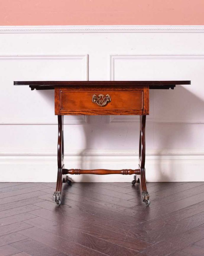 アンティークのテーブル　アンティーク家具　英国輸入のアンティーク家具、バタフライテーブル（伸張式のコーヒーテーブル） 。両方開いて左右のリーフを開けばこんな感じ。(q-1462-f)