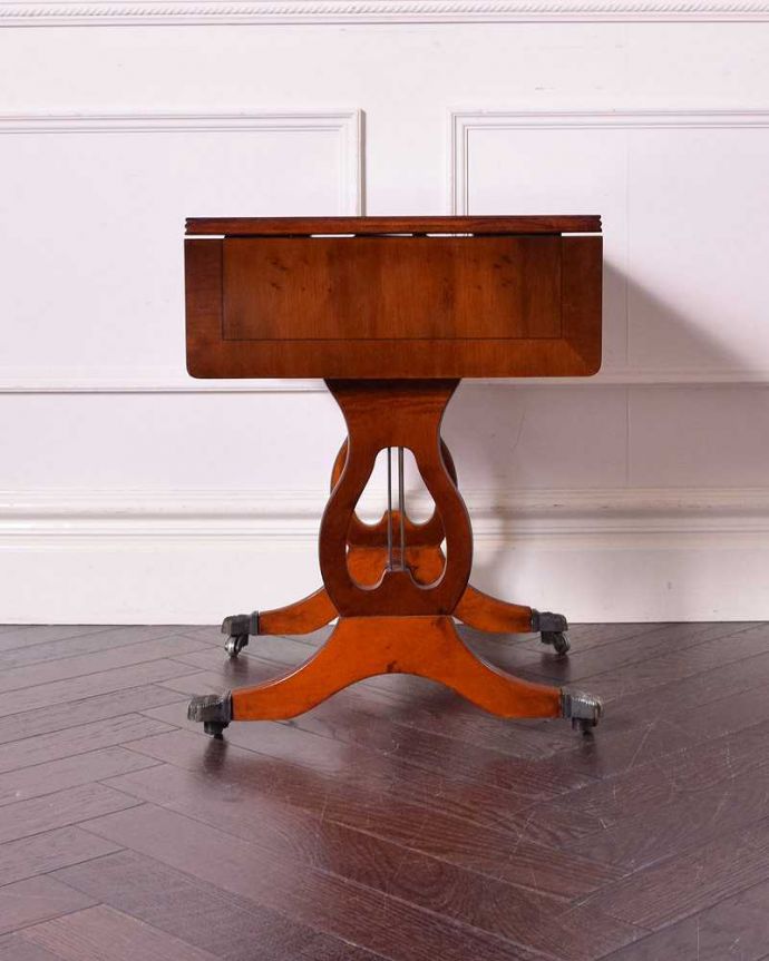アンティークのテーブル　アンティーク家具　英国輸入のアンティーク家具、バタフライテーブル（伸張式のコーヒーテーブル） 。天板を畳むとこんな感じ閉じたときは、また違った表情を見せて楽しませてくれます。(q-1462-f)