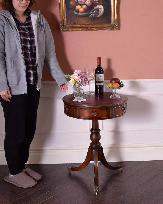 アンティークのテーブル　アンティーク家具　英国輸入のアンティークの家具、引き出し付きのドラムテーブル（マホガニー材）。丸い形が特長の小さなアンティークテーブル英国アンティークらしい美しいデザインのドラムテーブル。(q-1463-f)