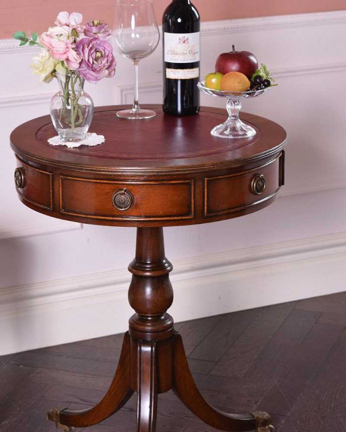 アンティークのテーブル　アンティーク家具　英国輸入のアンティークの家具、引き出し付きのドラムテーブル（マホガニー材）。引き出しまで付いている実力派デザインや木目の美しさはもちろん、引き出しまで付いているので、使いやすさもバッチリです。(q-1463-f)