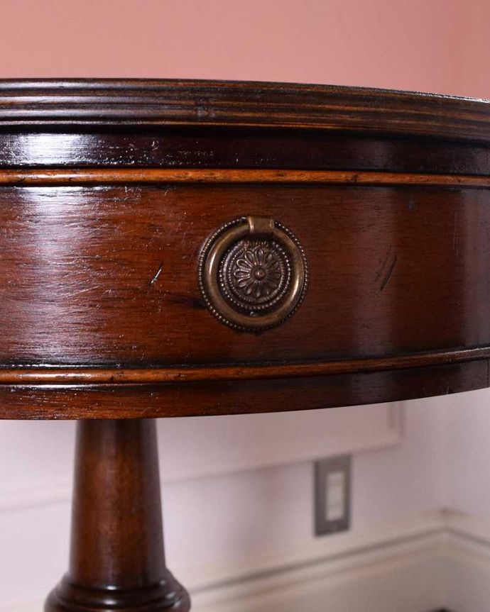 アンティークのテーブル　アンティーク家具　英国輸入のアンティークの家具、引き出し付きのドラムテーブル（マホガニー材）。開ける度にワクワクこんな所もアンティークらしさ。(q-1463-f)