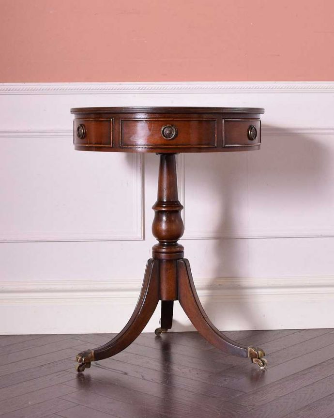 アンティークのテーブル　アンティーク家具　英国輸入のアンティークの家具、引き出し付きのドラムテーブル（マホガニー材）。クルッと回転。(q-1463-f)