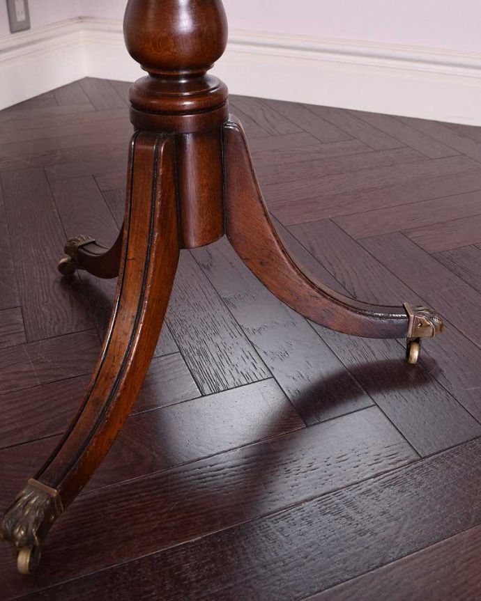 アンティークのテーブル　アンティーク家具　英国輸入のアンティークの家具、引き出し付きのドラムテーブル（マホガニー材）。脚先には･･･クルクル回転するキャスターが。(q-1463-f)