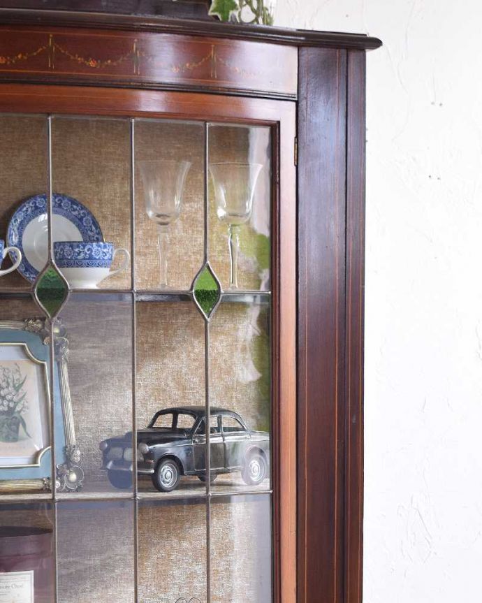 アンティークのキャビネット　アンティーク家具　ステンドグラスが入ったアンティーク英国家具、マホガニー材を使ったガラスキャビネット。まずはステンドグラスを楽しみましょう現代のように機械が発達していない時代に作られたステンドグラス。(q-1468-f)