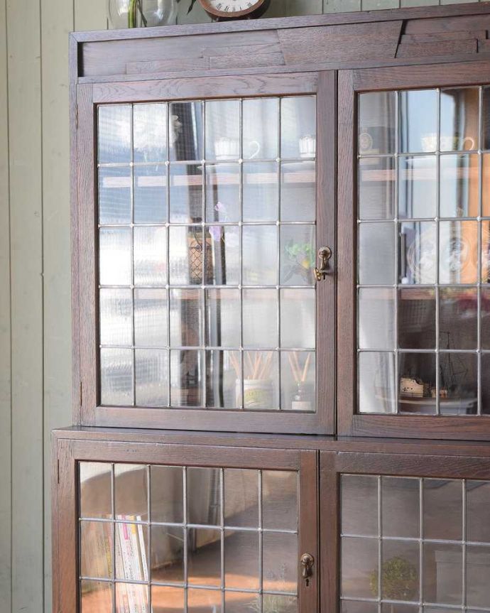 アンティークのキャビネット　アンティーク家具　和室にも似合うアンティークの英国家具、英国紳士たちが愛したガラス扉のブックケース（本棚）。まずはステンドグラスを楽しみましょう現代のように機械が発達していない時代に作られたステンドグラス。(q-1469-f)