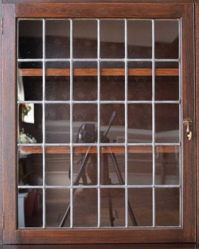 アンティークのキャビネット　アンティーク家具　和室にも似合うアンティークの英国家具、英国紳士たちが愛したガラス扉のブックケース（本棚）。アンティークのガラスの美しさガラスも古いアンティークのステンドグラスは独特の雰囲気が魅力。(q-1469-f)