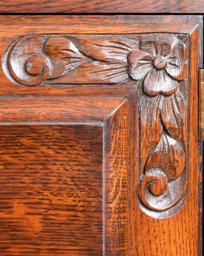 ビューロー　アンティーク家具　本棚とビューローがセットになったサイドバイサイド、英国のアンティーク家具。惚れ惚れしちゃう美しさこんなに堅い無垢材に一体どうやって彫ったんだろう？と不思議になるくらい細かい彫にうっとりです。(q-1470-f)