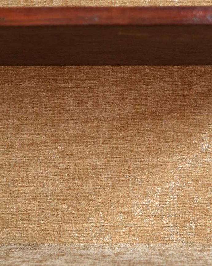 アンティークのキャビネット　アンティーク家具　マホガニー材のアンティーク家具、贅沢な英国ガラスキャビネット（飾り棚）。新しく貼り替えましたキャビネットに似合う生地を選んで張り替えた背板。(q-1473-f)