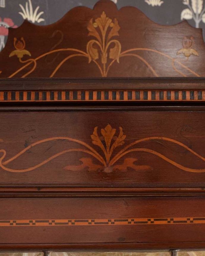 アンティークのキャビネット　アンティーク家具　マホガニー材のアンティーク家具、贅沢な英国ガラスキャビネット（飾り棚）。上品で美しい象嵌象嵌とは模様に沿って異なる木材を埋め込んで絵を描いたものなんです。(q-1473-f)