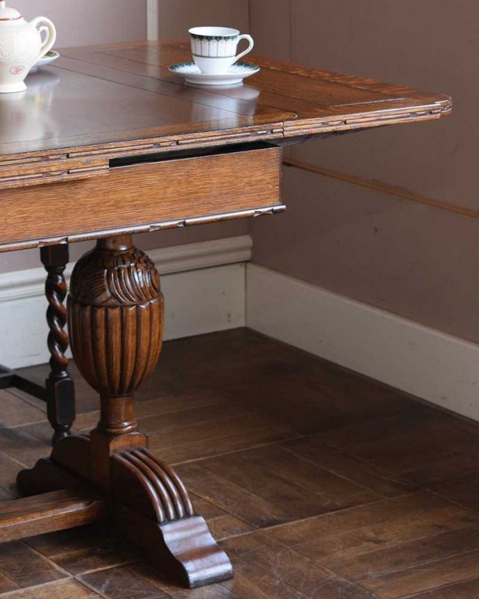 アンティークのテーブル　アンティーク家具　脚と脚先、両方の彫で重厚感UP！英国らしいアンティークのドローリーフテーブル。やっぱり目が行く重厚なデザインの脚重厚な雰囲気のバルボスレッグと呼ばれる美しい脚が一番の特長。(q-1476-f)