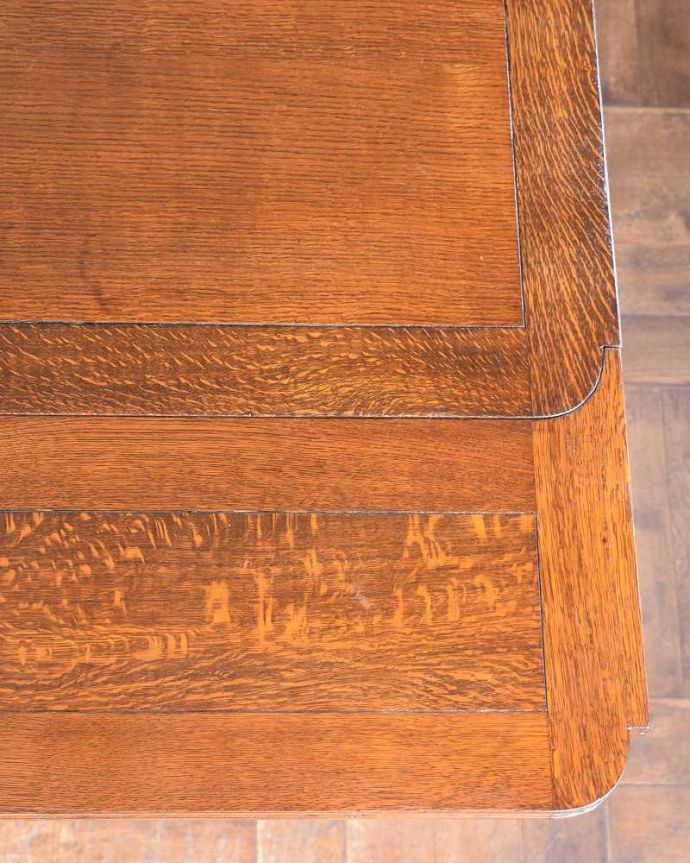 アンティークのテーブル　アンティーク家具　脚と脚先、両方の彫で重厚感UP！英国らしいアンティークのドローリーフテーブル。近づいて見てみると、天板はこんな感じです。(q-1476-f)
