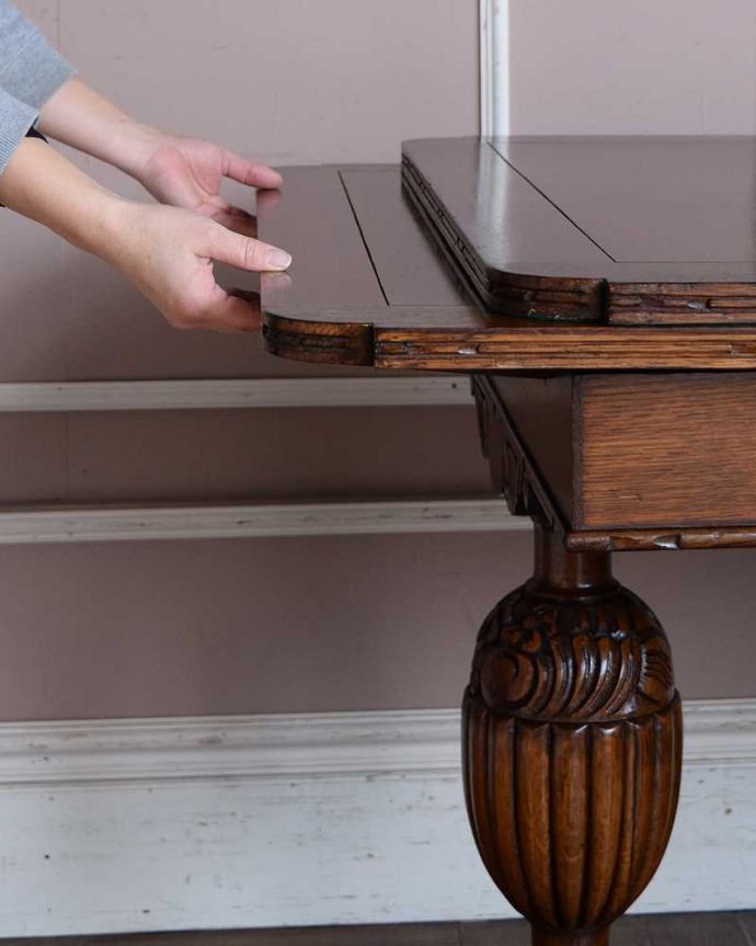アンティークのテーブル　アンティーク家具　脚と脚先、両方の彫で重厚感UP！英国らしいアンティークのドローリーフテーブル。誰でもカンタン！引っ張るだけでOK。(q-1476-f)