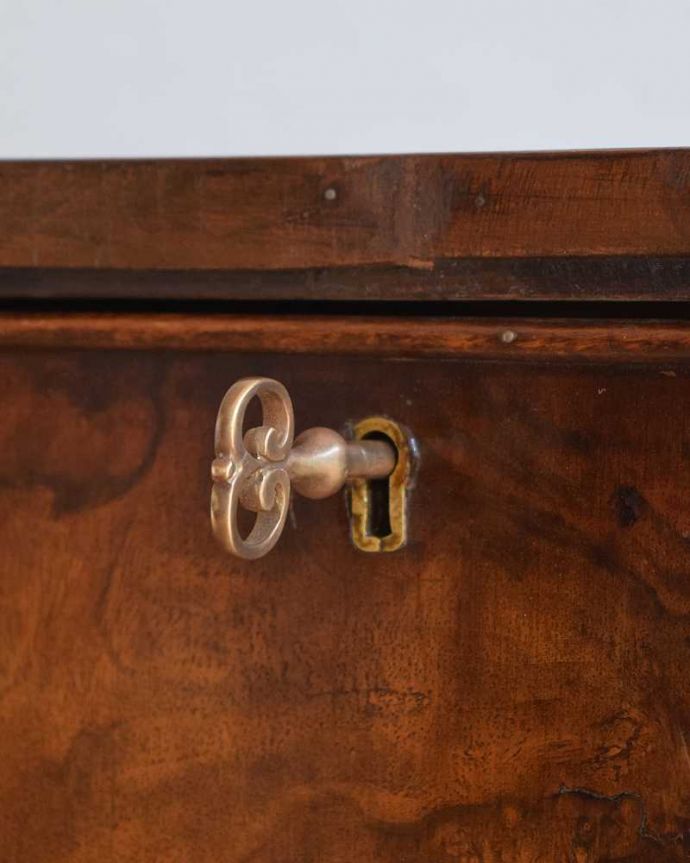 アンティークのデスク・書斎机　アンティーク家具　優雅な英国家具、カーブした曲線が美しいアンティークライティングデスク 。鍵を使って開けてみましょうアンティークの鍵が付いています。(q-1477-f)
