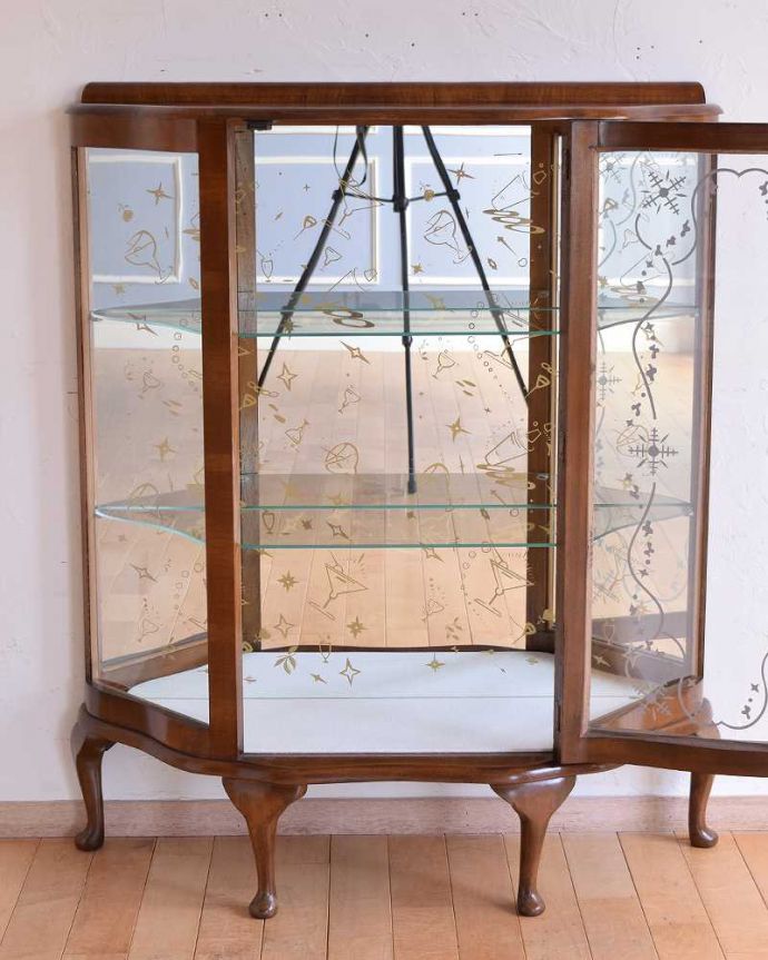 アンティークのキャビネット　アンティーク家具　英国のクラシックなアンティーク家具、ミラーがキラキラ輝くガラスキャビネット（飾り棚）。ミラーの効果で、なんだか大きく見えます背板の鏡にキャビネット自身が映し出されて、大きな形のキャビネットに見えちゃうんです。(q-1478-f)
