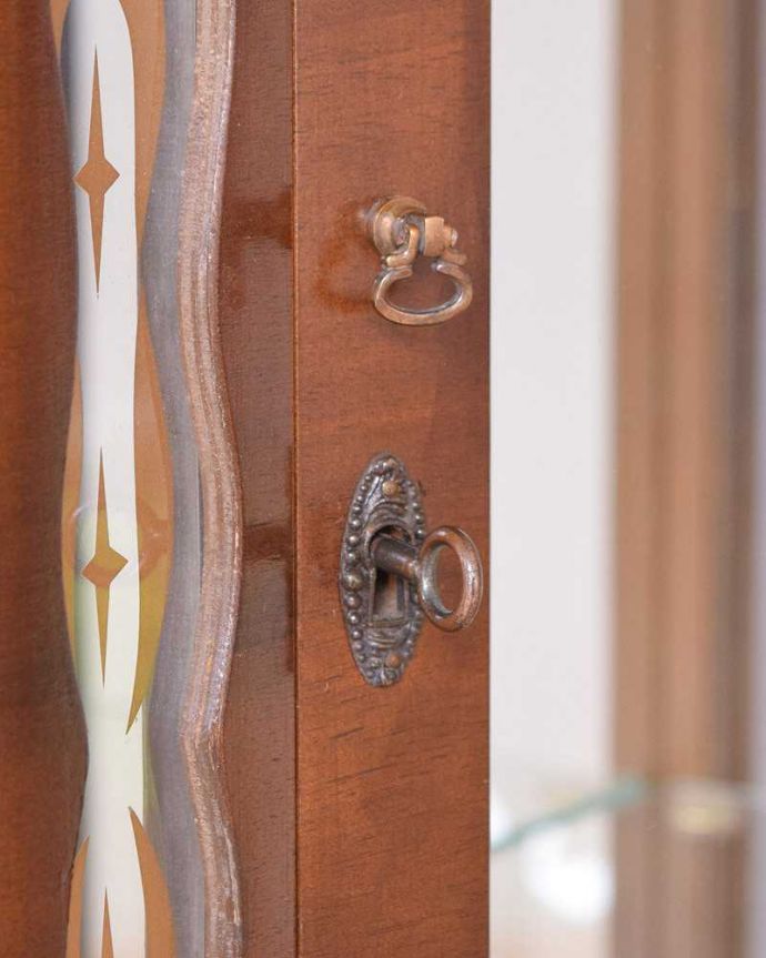 アンティークのキャビネット　アンティーク家具　英国のクラシックなアンティーク家具、ミラーがキラキラ輝くガラスキャビネット（飾り棚）。開ける度にワクワクする取っ手鍵が取っ手になっているので、中を開ける度にまるで宝箱を開ける気分です。(q-1479-f)