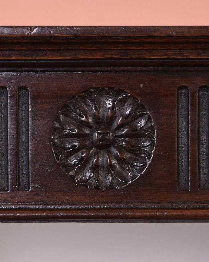 アンティークのテーブル　アンティーク家具　お花の彫りが美しいイギリス輸入のアンティーク家具、マホガニー材のサイドテーブル。うっとりする美しさアンティークだから手に入る美しい彫。(q-1484-f)